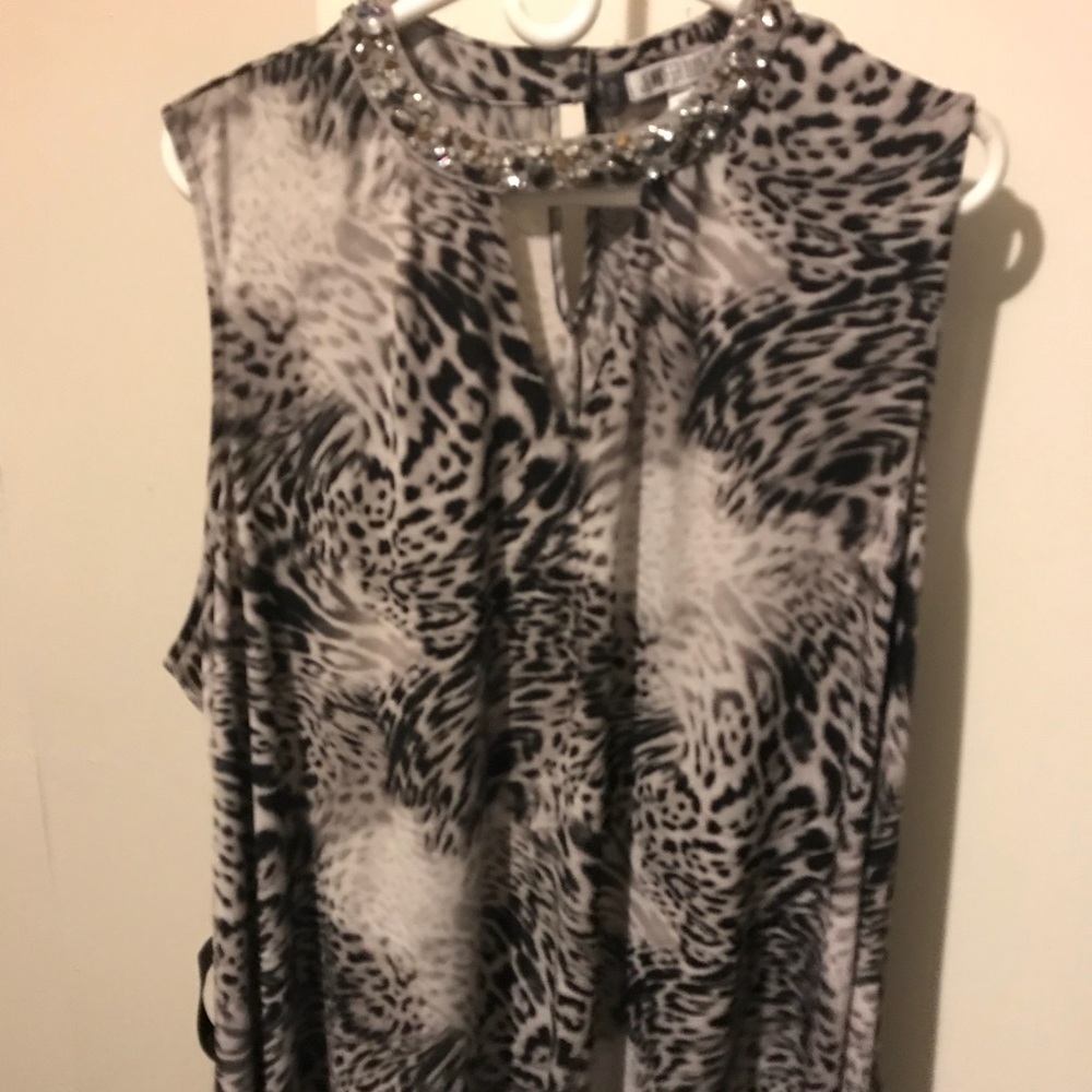 Sleeveless animal print blouse